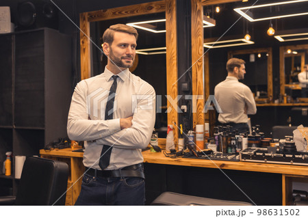 Good-looking confident businessman in a barbershop 98631502
