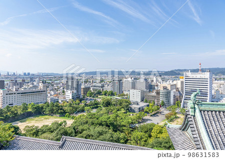 和歌山城天守から眺める和歌山市の街並み（北方向　和歌山市役所方面） 98631583