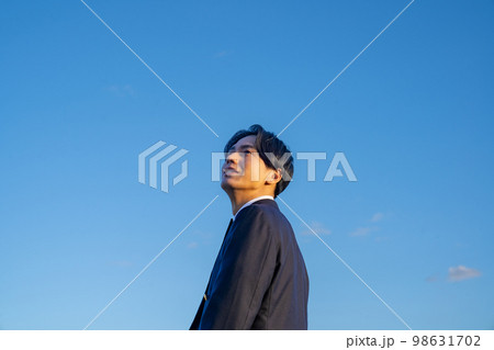 制服を着た男子高校生のポートレート　青空　空　屋外　河川敷　韓国人　カーディガン　学生服 98631702
