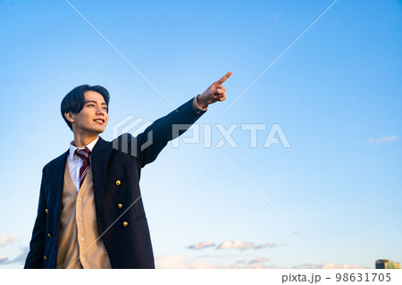 制服を着た男子高校生のポートレート 青空 空 屋外 河川敷 韓国人 カーディガン 学生服 制服を着た男子高校生のポートレート 青空 空 屋外 河川敷 韓国人 カーディガン 学生服 98631705