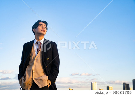 制服を着た男子高校生のポートレート 青空 空 屋外 河川敷 韓国人