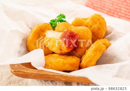 木の器に盛ったチキンナゲット 98632825