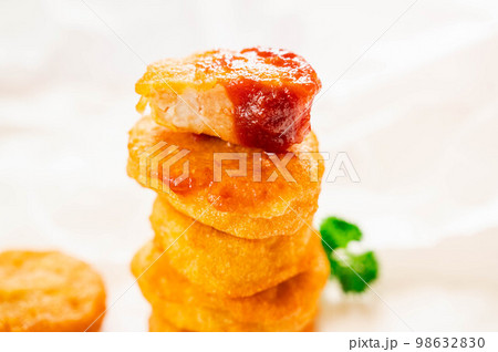 ケチャップをつけた重ねたチキンナゲット 98632830