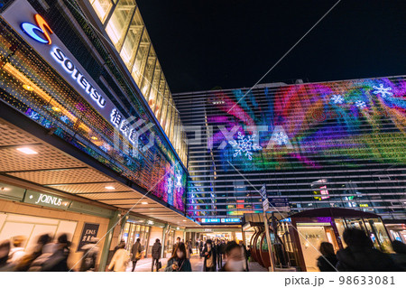 日本の横浜都市景観 1月。横浜駅西口の横浜タカシマヤや相鉄ジョイナスなどに美しい光の演出＝18日 98633081
