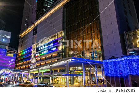 日本の横浜都市景観 1月。横浜駅や中央西口広場大屋根、交番(青色バージョン)などに光の演出=18日 日本の横浜都市景観 1月。横浜駅や中央西口広場大屋根、交番(青色バージョン)などに光の演出=18日 98633088