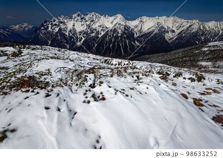 北アルプス・蝶ヶ岳から見る残雪の槍・穂高連峰 98633252