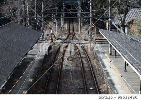 山間にある駅のホーム 98633430