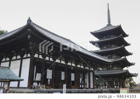 奈良　興福寺 東金堂と五重塔　朝 98634103
