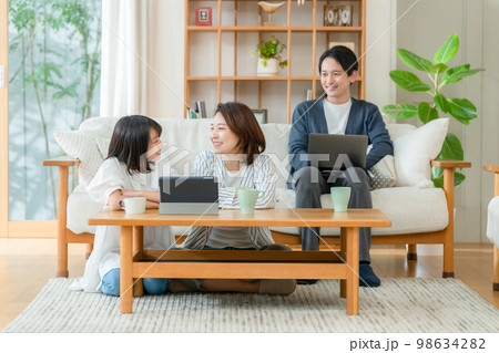リビング　親子　休日 98634282