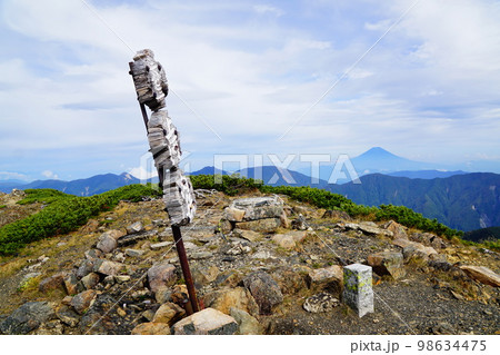 南アルプス 上河内岳山頂と富士山 南アルプス 上河内岳山頂と富士山 98634475
