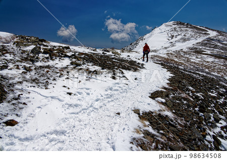 残雪の北アルプス・蝶ヶ岳稜線を行く登山者 残雪の北アルプス・蝶ヶ岳稜線を行く登山者 98634508