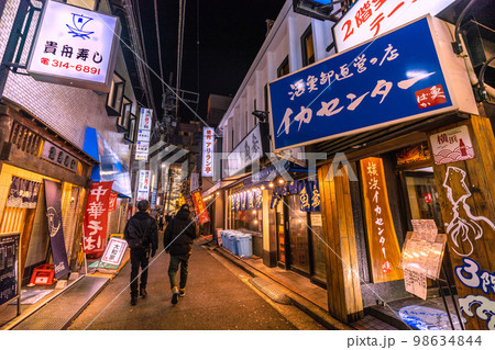 日本の横浜都市景観　横浜駅西口の飲み屋街などを望む（夜景） 98634844