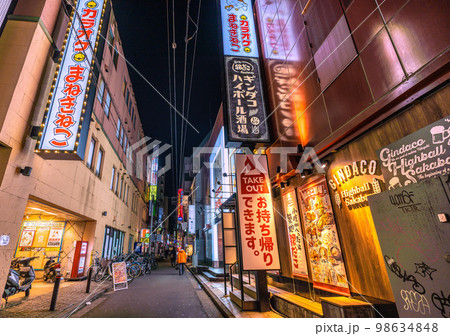 日本の横浜都市景観 横浜駅西口の飲み屋街などを望む(夜景) 日本の横浜都市景観 横浜駅西口の飲み屋街などを望む(夜景) 98634848