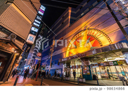 日本の横浜都市景観　横浜駅西口の相鉄ムービルなどを望む（夜景） 98634866