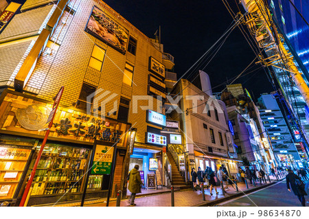日本の横浜都市景観 横浜駅西口の飲み屋街などを望む(夜景) 日本の横浜都市景観 横浜駅西口の飲み屋街などを望む(夜景) 98634870