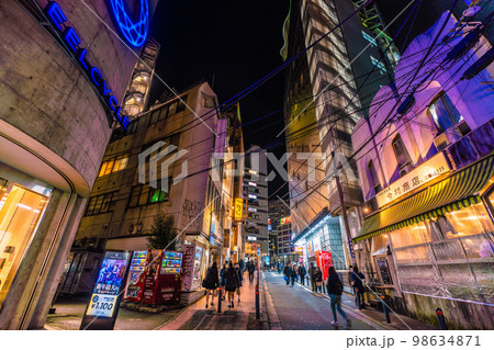 日本の横浜都市景観　横浜駅西口の繁華街などを望む（夜景） 98634871
