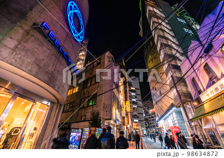 日本の横浜都市景観　横浜駅西口の繁華街などを望む（夜景） 98634872
