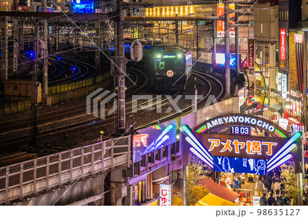 日本の東京都市景観 黒い山手線や上野のアメ横などを望む 98635127