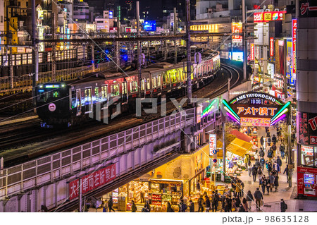 日本の東京都市景観 黒い山手線や上野のアメ横などを望む 98635128