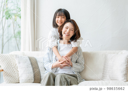 親子　2人　笑顔 98635662