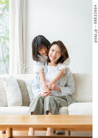 親子　2人　笑顔 98635664