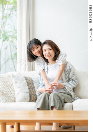 親子　2人　笑顔 98635665