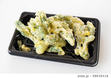 食品トレーに入ったタラの芽の天ぷら 食品トレーに入ったタラの芽の天ぷら 98636418