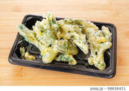 食品トレーに入ったタラの芽の天ぷら 98636421