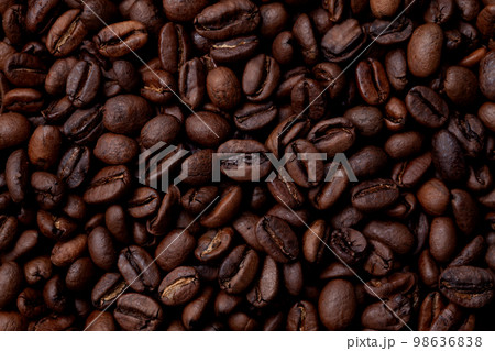 一面のコーヒー豆 モカ クローズアップ 98636838