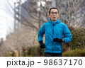 冬に趣味のジョギングをしている一人のシニア男性 98637170