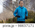冬に趣味のジョギングをしている一人のシニア男性 98637171