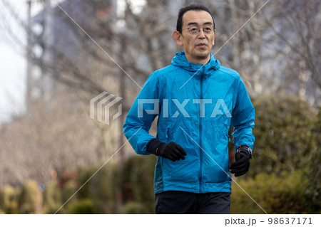 冬に趣味のジョギングをしている一人のシニア男性 98637171