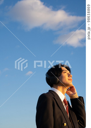 ヘッドフォンで音楽を聴く高校生　英語　リスニング　制服　ブレザー　青空　サブスク 98638869