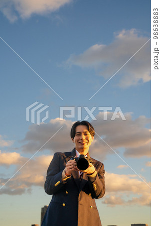 カメラと高校生　夕焼け　壮大　部活　専門学校 98638883