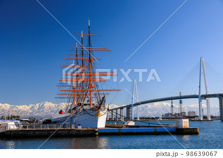 【富山県】海洋丸パークと立山連峰(海洋丸・新湊大橋) 【富山県】海洋丸パークと立山連峰(海洋丸・新湊大橋) 98639067