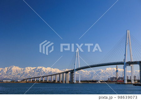 【富山県】海洋丸パークと立山連峰（新湊大橋） 98639073