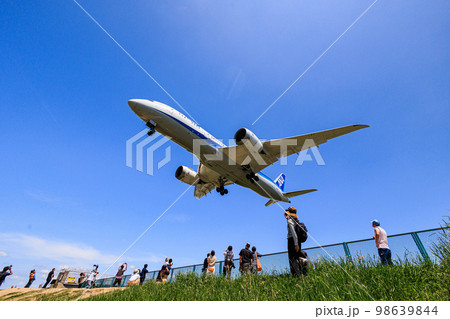 【大阪府】伊丹空港 間近を飛ぶ飛行機 【大阪府】伊丹空港 間近を飛ぶ飛行機 98639844