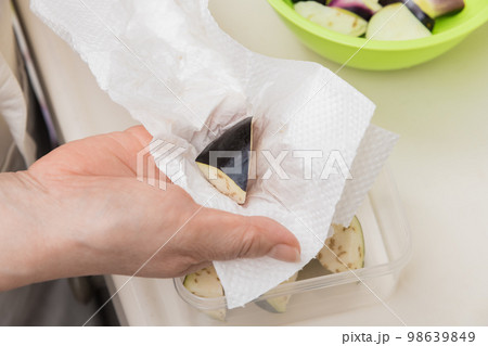 【ミドル主婦が乱切りした茄子の水分を取る】 【ミドル主婦が乱切りした茄子の水分を取る】 98639849