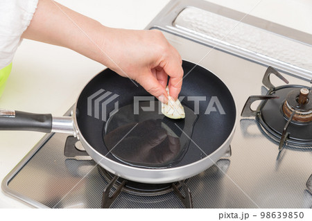 【茄子の揚げびたしを作る 茄子を炒める】 【茄子の揚げびたしを作る 茄子を炒める】 98639850