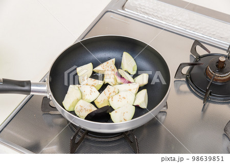 【茄子の揚げびたしを作る　茄子を炒める】 98639851