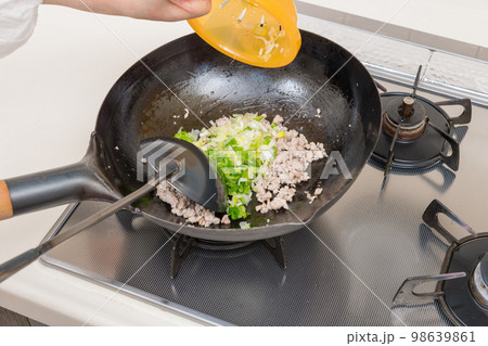 【マーボー茄子を作る 炒め上がったひき肉に青葱を入れる】 【マーボー茄子を作る 炒め上がったひき肉に青葱を入れる】 98639861