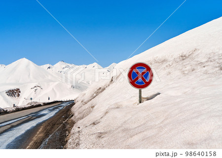 The road sign was almost completely covered with snow. Heavy snowfall 98640158