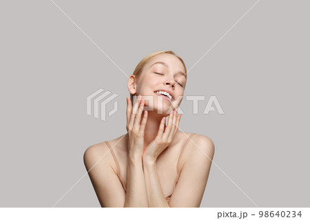 Beauty woman face with healthy skin and natural makeup. Spa model with healthy fresh skin Beauty woman face with healthy skin and natural makeup. Spa model with healthy fresh skin 98640234