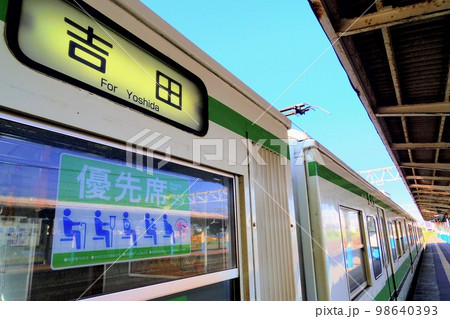 【新潟県】発車を待つ越後線 【新潟県】発車を待つ越後線 98640393
