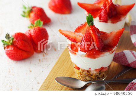 たっぷり苺(あまおう)のヨーグルトパフェ たっぷり苺(あまおう)のヨーグルトパフェ 98640550