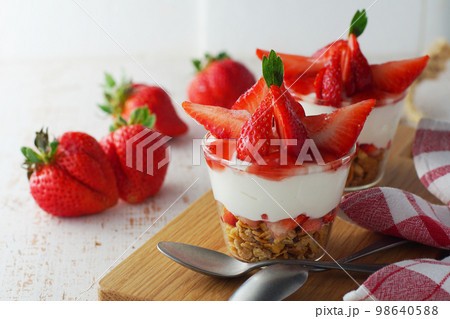 たっぷり苺(あまおう)のヨーグルトパフェ 98640588