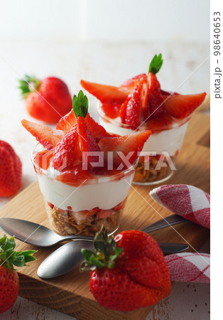 たっぷり苺(あまおう)のヨーグルトパフェ 98640653