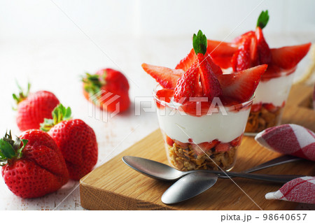 たっぷり苺(あまおう)のヨーグルトパフェ たっぷり苺(あまおう)のヨーグルトパフェ 98640657