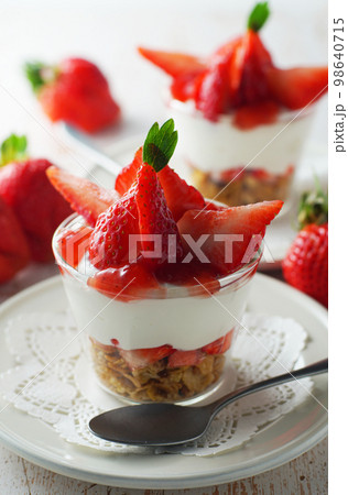 たっぷり苺(あまおう)のヨーグルトパフェ たっぷり苺(あまおう)のヨーグルトパフェ 98640715
