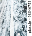 雪の降った次の日の凍った雪道 98640753
